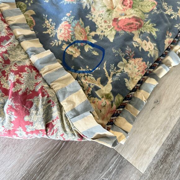 Waverly Sanctuary Rose Modern Farmhouse Floral Reversible Comforter 80"x90" - Picture 6 of 16